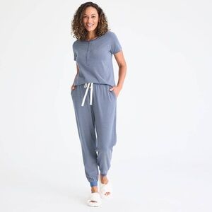 EUC Magnetic Me nursing mom pajamas